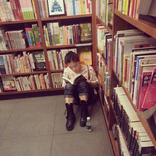阅读，是一种快乐的事，但它需要时间，而时间需要你放弃一些东西。静下心来读一本书...